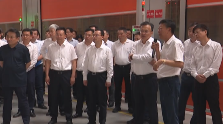 近日，江蘇省制造業(yè)智能化改造數(shù)字化轉(zhuǎn)型工作推進(jìn)會(huì)在宿遷召開，會(huì)前胡廣杰副省長、劉浩市長及省工信廳、發(fā)改委、科技廳等領(lǐng)導(dǎo)一行參觀了江蘇三元輪胎有限公司全鋼子午線輪胎智慧工廠。