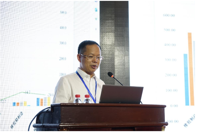 會(huì)議開幕式上，中國(guó)橡膠工業(yè)協(xié)會(huì)副會(huì)長(zhǎng)兼秘書長(zhǎng)雷昌純登臺(tái)，針對(duì)當(dāng)前國(guó)內(nèi)宏觀經(jīng)濟(jì)形勢(shì)進(jìn)行了深入分析。他指出，輪胎橡膠制品行業(yè)正面臨著巨大的機(jī)遇和挑戰(zhàn)，必須適應(yīng)市場(chǎng)的快速變化，實(shí)現(xiàn)產(chǎn)業(yè)結(jié)構(gòu)的調(diào)整和升級(jí)。雷昌純表示，要充分把握《輪胎和炭黑單位產(chǎn)品能源消耗限額》國(guó)標(biāo)的修訂契機(jī)，呼吁行業(yè)內(nèi)企業(yè)積極展開節(jié)能降耗、降本增效的努力，以為炭黑行業(yè)的可持續(xù)低碳發(fā)展奠定堅(jiān)實(shí)基礎(chǔ)。