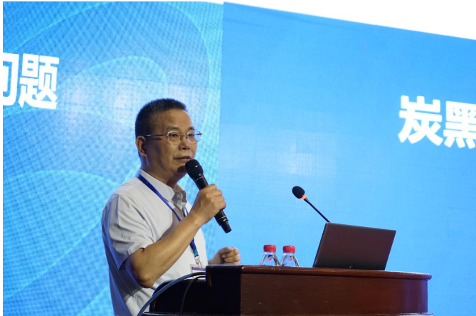 會(huì)議的另一亮點(diǎn)是有關(guān)裝備應(yīng)用的報(bào)告，包括青島德固特節(jié)能裝備股份有限公司研發(fā)部朱紫龍、太原太航德克森自控工程股份有限公司技術(shù)中心主任助理劉晶晶、新樂市高工機(jī)械有限公司總經(jīng)理陳慶豐的介紹。他們分別闡述了橇裝式炭黑節(jié)能生產(chǎn)線、科里奧利質(zhì)量流量計(jì)以及綠色低碳干法擠壓造粒機(jī)組等先進(jìn)裝備在炭黑行業(yè)的廣泛應(yīng)用，為行業(yè)的技術(shù)革新提供了新思路。