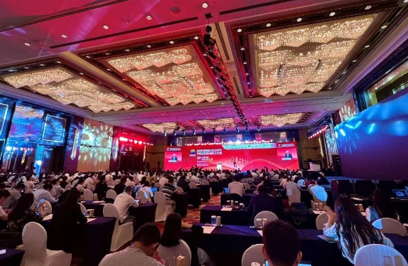 近日，第十四屆中國國際石油化工大會在寧波圓滿落幕。本次大會以“駕馭不確定性，共促綠色復蘇”為主題，為石油化工行業(yè)帶來了一場深刻的思想盛宴。大會上，卡博特公司副總裁、中國區(qū)董事總經(jīng)理兼功能性補強材料中國區(qū)業(yè)務(wù)總監(jiān)王維琤女士成為亮點，她在女性領(lǐng)導力論壇和市長論壇上分享了關(guān)于“駕馭不確定性”的獨特見解，引發(fā)了廣泛關(guān)注。