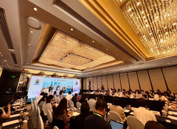 第十四屆中國國際石油化工大會成為了行業(yè)內(nèi)的一次盛會，為全球經(jīng)濟發(fā)展、綠色復蘇和可持續(xù)發(fā)展提供了有益的思考和交流平臺。王維琤女士的精彩演講和卡博特公司的積極實踐也為環(huán)保事業(yè)注入了新的活力。