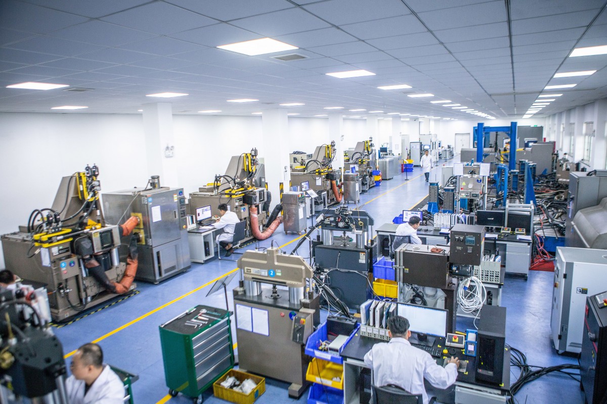 建新趙氏科技公司深入布局新能源汽車零部件生產(chǎn)研發(fā)，并加大了研發(fā)投入比重。這些努力為建新趙氏科技公司贏得了令人矚目的業(yè)績，成功躋身2023寧波市民營企業(yè)100強(qiáng)榜單。