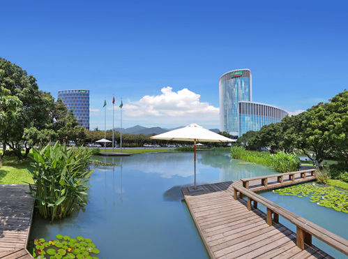 此外，據(jù)了解，三棵樹還大力推進國潮藝術(shù)漆高端零售概念建設(shè)以及綠色建材項目，致力于打造健康、環(huán)保的全系列產(chǎn)品及配套輔料體系，提供一站式服務(wù)，以滿足不同客戶的需求。