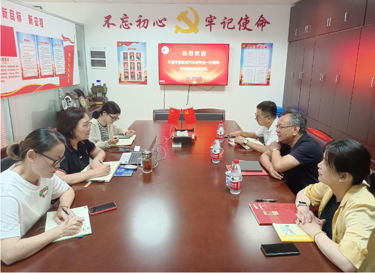 為促進不同行業(yè)協(xié)會之間的交流與合作，共同提升服務(wù)會員企業(yè)的能力，寧波市新能源汽車研究會代表團于9月20日蒞臨寧波市涂料與涂裝行業(yè)協(xié)會，展開深入交流。