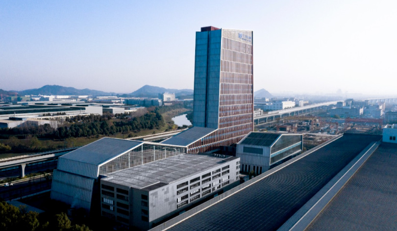 近年來，萬馬股份逐步加大綠色能源領(lǐng)域的投入，并以技術(shù)創(chuàng)新為核心驅(qū)動力，不斷推出優(yōu)質(zhì)產(chǎn)品和定制化解決方案，為光伏行業(yè)的高質(zhì)量發(fā)展貢獻力量。這次獲獎是對萬馬股份多年來不斷突破，為客戶提供卓越產(chǎn)品的充分肯定。