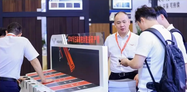 據(jù)了解，榮基公司在本次展會(huì)上展示了一系列密封膠條產(chǎn)品，包括TPV三復(fù)合膠條、三元乙丙膠條、氯丁橡膠膠條和硅膠膠條等，這些產(chǎn)品廣泛應(yīng)用于門窗幕墻、家用電器、光伏等多個(gè)領(lǐng)域，為高品質(zhì)生活提供全方位的支持。