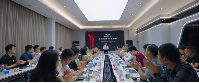 在隨后的座談會(huì)上，雙方進(jìn)行了深入的交流與探討。座談會(huì)由榮基公司總經(jīng)理劉進(jìn)容主持，他詳細(xì)介紹了榮基的發(fā)展歷程、技術(shù)優(yōu)勢(shì)和經(jīng)典項(xiàng)目。特別值得一提的是，劉總還詳細(xì)闡述了榮基專為門窗企業(yè)研發(fā)的全新整框焊接密封膠條的性能和優(yōu)勢(shì)，引起了在座嘉賓的濃厚興趣。