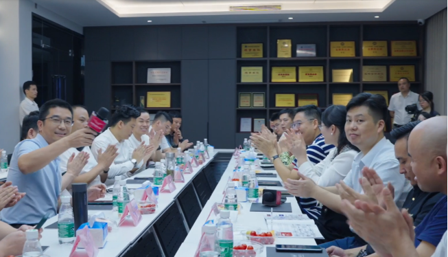 此次考察活動(dòng)不僅讓廣東省門窗協(xié)會(huì)的成員們更深入地了解了榮基密封膠條的研發(fā)和生產(chǎn)過程，也讓他們深切感受到了榮基26年來一直堅(jiān)持的“以技術(shù)取勝”的初心。高質(zhì)量發(fā)展已經(jīng)成為時(shí)代主題，門窗行業(yè)的提升也是不可逆轉(zhuǎn)的趨勢(shì)。榮基愿與門窗企業(yè)攜手同行，共同為人們提供更高品質(zhì)的生活保障。