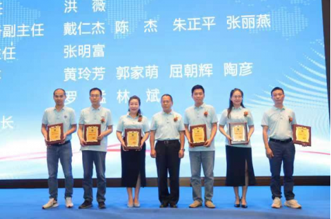 由中國塑料加工工業(yè)協(xié)會(huì)主辦，中國塑協(xié)密胺塑料制品專委會(huì)承辦的中國塑協(xié)密胺塑料制品專委會(huì)第二次會(huì)員大會(huì)暨密胺塑料制品高質(zhì)量發(fā)展研討會(huì)于9月16日在浙江·臺(tái)州喜來登酒店隆重召開。這次盛會(huì)吸引了來自全國各地的100余家生產(chǎn)企業(yè)、科研機(jī)構(gòu)、檢測認(rèn)證機(jī)構(gòu)以及貿(mào)易企業(yè)的代表，匯聚了塑料行業(yè)的精英。