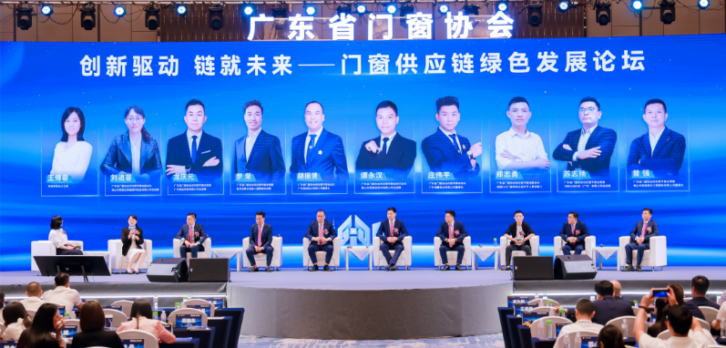 在供應(yīng)鏈主題論壇環(huán)節(jié)，榮基總經(jīng)理劉進(jìn)容表示，公司一直在思考如何在傳承與創(chuàng)新之間找到平衡。榮基堅(jiān)守著解決門(mén)窗密封性問(wèn)題的初衷，同時(shí)不斷優(yōu)化產(chǎn)品，助力門(mén)窗行業(yè)實(shí)現(xiàn)綠色可持續(xù)發(fā)展。他還強(qiáng)調(diào)了榮基在技術(shù)領(lǐng)域的提升，使公司在競(jìng)爭(zhēng)激烈的市場(chǎng)中取得逆勢(shì)增長(zhǎng)的成就。