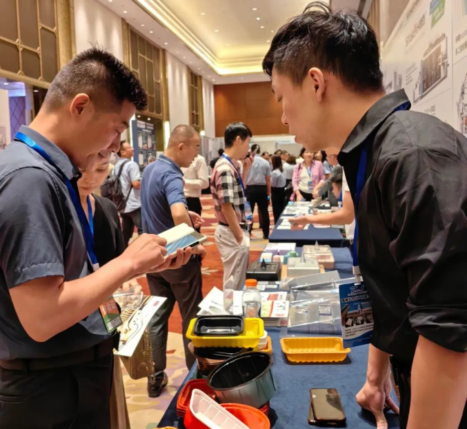 羽迪新材料科技有限公司是一家多年從事色母粒生產(chǎn)的高新技術(shù)企業(yè)，積極關(guān)注行業(yè)發(fā)展動態(tài)，深入了解市場需求，不斷升級優(yōu)化技術(shù)和產(chǎn)品，以適應(yīng)市場的不斷變化。截至目前，羽迪已為國內(nèi)外超過2000家客戶提供了各類產(chǎn)品的定制解決方案，展現(xiàn)了其在熱成型行業(yè)的堅實實力和領(lǐng)先地位。這一次的熱成型大會再次證明了羽迪在行業(yè)中的引領(lǐng)地位和創(chuàng)新能力，也為未來的發(fā)展奠定了堅實的基礎(chǔ)。