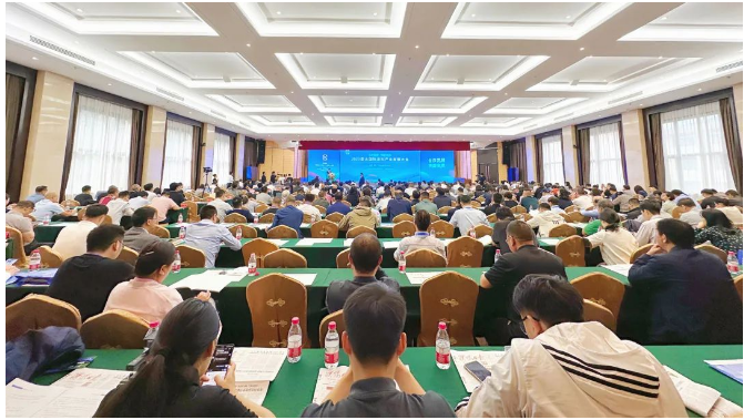 萬正峰指出，涂料產(chǎn)業(yè)正處于轉(zhuǎn)型升級的關(guān)鍵時期，隨著我國城鎮(zhèn)化進(jìn)程的加速以及居民消費(fèi)結(jié)構(gòu)的升級，這一行業(yè)正迎來高速增長的機(jī)遇。濮陽市將繼續(xù)加大對涂料產(chǎn)業(yè)的支持力度，強(qiáng)化創(chuàng)新驅(qū)動，積極建設(shè)國家級和省級石化科研平臺和重點(diǎn)實(shí)驗(yàn)室。此外，濮陽將進(jìn)一步完善政策，提供更多支持綠色涂料產(chǎn)業(yè)發(fā)展的政策舉措，為企業(yè)提供更好的投資環(huán)境和服務(wù)。