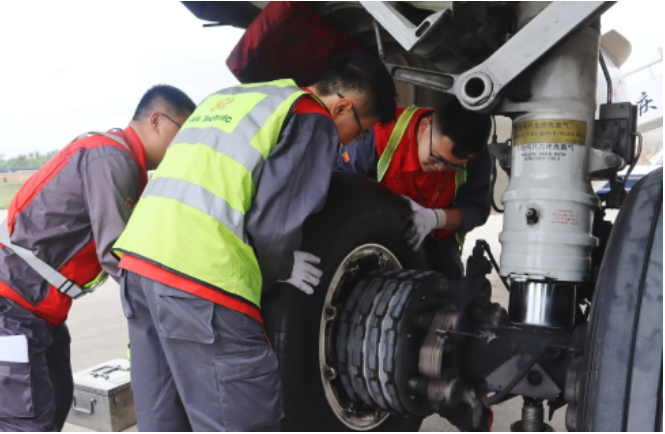 據(jù)了解，這次飛行試驗(yàn)是全國產(chǎn)航空輪胎裝機(jī)取證、獲得適航證書的關(guān)鍵環(huán)節(jié)之一。長安航空的一位負(fù)責(zé)人表示：“擁有中國自己的民用航空輪胎一直是我們奮斗的目標(biāo)。隨著民航輪胎國產(chǎn)化，在不久的將來，一定會有越來越多的飛機(jī)裝配國產(chǎn)輪胎遨游天際!”