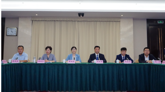 與會(huì)的涂料企業(yè)代表們紛紛對(duì)濮陽(yáng)市營(yíng)商環(huán)境表示贊賞，并表示將加強(qiáng)與濮陽(yáng)政府的合作與交流，為濮陽(yáng)涂料行業(yè)的高質(zhì)量可持續(xù)發(fā)展貢獻(xiàn)自己的力量。他們也一致認(rèn)為，濮陽(yáng)市政府為企業(yè)提供的卓越環(huán)境和服務(wù)將為涂料行業(yè)的未來(lái)帶來(lái)更多新動(dòng)能。這次會(huì)議不僅拉近了企業(yè)與政府之間的距離，也為濮陽(yáng)涂料產(chǎn)業(yè)的可持續(xù)發(fā)展注入了新的活力。