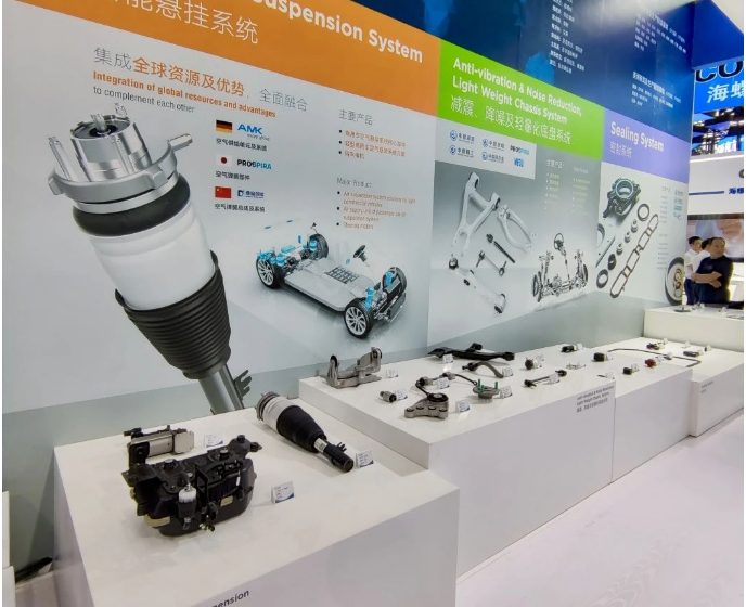 中鼎集團(tuán)的亮點(diǎn)之一是他們首次將“智能制造”生產(chǎn)線運(yùn)用VR技術(shù)呈現(xiàn)給大眾。參觀者只需佩戴VR設(shè)備，就能沉浸式地體驗(yàn)360度實(shí)景瀏覽中鼎先進(jìn)的制造裝備和智能制造技術(shù)。這種創(chuàng)新方式讓參觀者更加深入地了解了中鼎在數(shù)字化轉(zhuǎn)型方面的成就，同時(shí)也感受到了智能制造的迷人魅力。