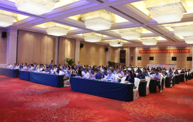 近日，中國(guó)橡膠工業(yè)協(xié)會(huì)橡膠制品分會(huì)在陜西西安舉行了2023年會(huì)員大會(huì)暨行業(yè)技術(shù)發(fā)展論壇。本次盛會(huì)的主題為“新格局、新起點(diǎn)、新挑戰(zhàn)、新征程”，旨在積極響應(yīng)國(guó)家雙循環(huán)戰(zhàn)略，勇敢應(yīng)對(duì)國(guó)際逆全球化挑戰(zhàn)，引領(lǐng)橡膠制品行業(yè)迎接轉(zhuǎn)型創(chuàng)新與綠色高質(zhì)量發(fā)展的挑戰(zhàn)。