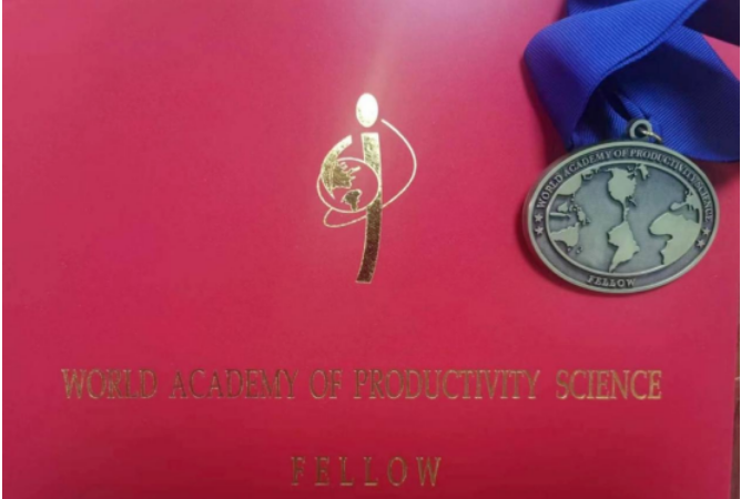 據(jù)悉，王明江先生擁有豐富的經驗和榮譽，他不僅是九三學社中央創(chuàng)新委員會委員，還曾榮獲國家發(fā)明創(chuàng)業(yè)獎、共和國經濟建設功勛人物獎等多項殊榮。他還被江蘇省認定為首屆十大發(fā)明家以及“333”高層次領軍人才，以及蘇北發(fā)展領軍人才。