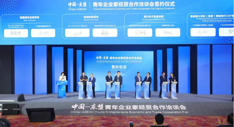 據(jù)了解，新迪輪胎項(xiàng)目計(jì)劃投資高達(dá)20億元人民幣，將在馬來(lái)西亞彭亨州馬中關(guān)丹產(chǎn)業(yè)園內(nèi)興建一個(gè)面積超過700,000平方米的工業(yè)4.0工廠。該工廠將主要專注于生產(chǎn)和銷售乘用車子午線輪胎(PCR)、輕卡子午線輪胎(LTR)以及客貨車子午線輪胎(TBR)。這一重大合作項(xiàng)目由駿鴻實(shí)業(yè)有限公司的子公司投資建設(shè)，目前已順利啟動(dòng)，為雙方帶來(lái)了共贏的機(jī)會(huì)。