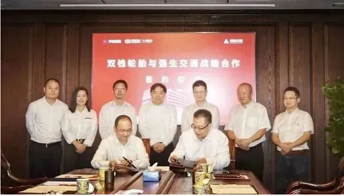 雙錢輪胎集團(tuán)有限公司與上海強(qiáng)生交通(集團(tuán))有限公司舉行戰(zhàn)略合作簽約儀式。標(biāo)志著兩家企業(yè)之間的深厚淵源將在新的領(lǐng)域迎來(lái)更深入的合作。