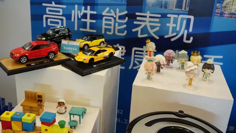 其中，與故宮聯(lián)名的三棵樹展示了中國(guó)漆和中國(guó)色的魅力，立邦則以科技創(chuàng)新和低碳發(fā)展為主題展示了裝配式節(jié)能裝飾一體化解決方案。紫荊花全方位展示了其品牌及產(chǎn)品實(shí)力，包括家裝涂料、工程涂料、藝術(shù)涂料、玩具涂料、家具涂料、防腐涂料等。