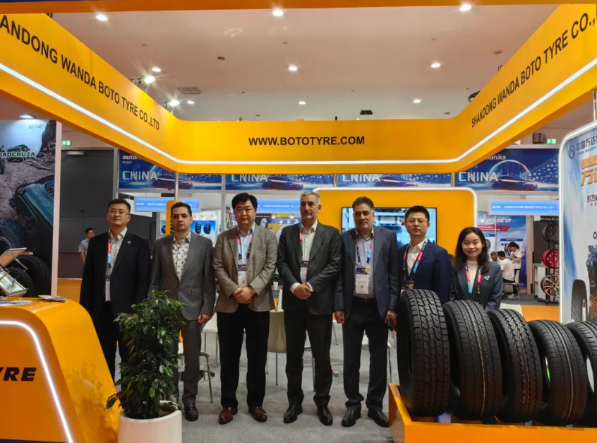 中東(迪拜)國際汽車零配件及售后服務(wù)展覽會召開。作為中國輪胎行業(yè)的領(lǐng)軍企業(yè)，萬達寶通輪胎攜多款主打及新規(guī)格、新花紋產(chǎn)品亮相展會，吸引了來自全球各地的專業(yè)觀眾和潛在客戶的關(guān)注。