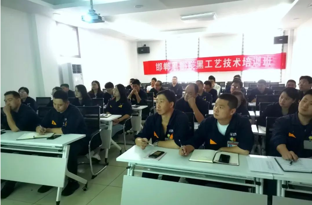 近期，邯鄲黑貓組織開(kāi)展炭黑生產(chǎn)工藝技術(shù)培訓(xùn)，旨在提高員工的技能水平，優(yōu)化生產(chǎn)流程，以進(jìn)一步鞏固企業(yè)的生產(chǎn)實(shí)力。
