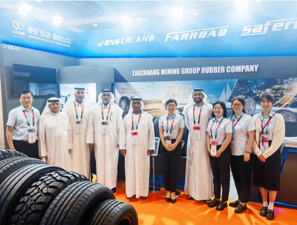 迪拜國際輪胎展覽會隆重開幕。這一全球輪胎行業(yè)的重要盛會吸引了來自世界各地的輪胎專業(yè)人士的關注。棗礦橡膠在此次展會上展示了其卓越的技術實力和創(chuàng)新優(yōu)勢，為參觀者呈現了一場令人驚嘆的技術盛宴。多款明星產品驚艷亮相，再次展示了中國輪胎品牌的風采。