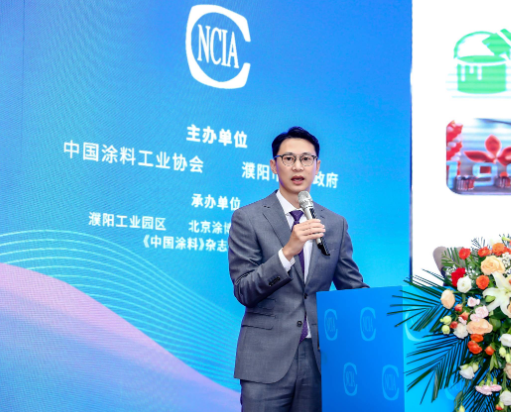 大會(huì)上，葉氏化工集團(tuán)的行政總裁葉鈞先生發(fā)表了題為“傳統(tǒng)產(chǎn)業(yè)的新機(jī)遇”的精彩演講。他首先回顧了葉氏化工集團(tuán)過(guò)去50年的發(fā)展歷程，該集團(tuán)專注于化工行業(yè)，如今已成為全球最大的醋酸酯類溶劑廠商、中國(guó)排名第一的油墨生產(chǎn)商、中國(guó)領(lǐng)先的涂料制造商和汽車(chē)潤(rùn)滑油品牌之一。然而，葉氏化工集團(tuán)也積極應(yīng)對(duì)中國(guó)經(jīng)濟(jì)新階段的挑戰(zhàn)，采取了一系列措施，以謀求更大的發(fā)展突破。