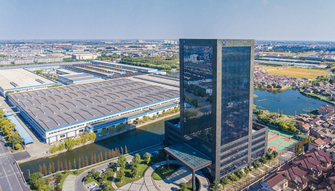 興達鋼簾線作為全球最大的子午線輪胎用鋼絲骨架材料制造商，不僅在江蘇、山東、泰國等地設有生產(chǎn)基地，還在全球118個國家或地區(qū)注冊了"興達"商標，為來自300多個客戶的40多個國家和地區(qū)提供產(chǎn)品和技術服務。興達公司榮獲國家高新技術企業(yè)、國家火炬計劃重點高新技術企業(yè)等多項榮譽，以及江蘇省綠色工廠的殊榮，展現(xiàn)了其在行業(yè)內(nèi)的領先地位和國際知名品牌的地位。