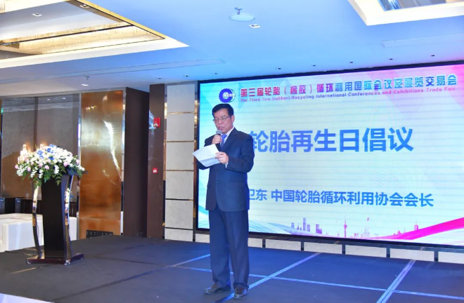 下午，會議進入國際交流環(huán)節(jié)，加拿大的Denis Rodrigue博士分享了魁北克省輪胎循環(huán)利用行業(yè)的現(xiàn)狀，波蘭格但斯克理工大學(xué)的Józef T. Haponiuk團隊討論了歐洲廢舊輪胎的綠色功能化回收利用，而美國田納西大學(xué)的馬躍潭則從美國行業(yè)視角探討了廢橡膠粉在鋪設(shè)瀝青路面中的綜合利用。