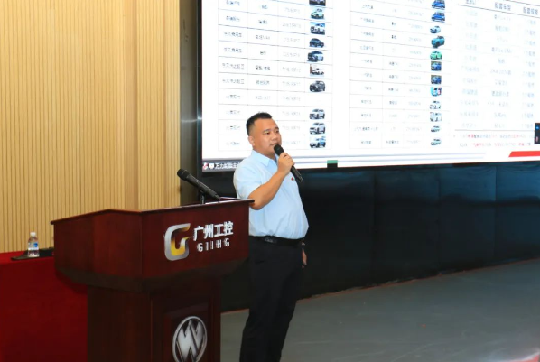 曹限東總經(jīng)理也在會(huì)上作了題為《堅(jiān)定信念、腳踏實(shí)地做百億輪胎——企業(yè)高質(zhì)量發(fā)展報(bào)告》的演講。他指出，盡管經(jīng)濟(jì)疲軟，輪胎市場(chǎng)面臨消費(fèi)降級(jí)，但作為行業(yè)領(lǐng)軍企業(yè)，萬(wàn)力輪胎在銷(xiāo)量下降的情況下依然能夠保持盈利增長(zhǎng)。