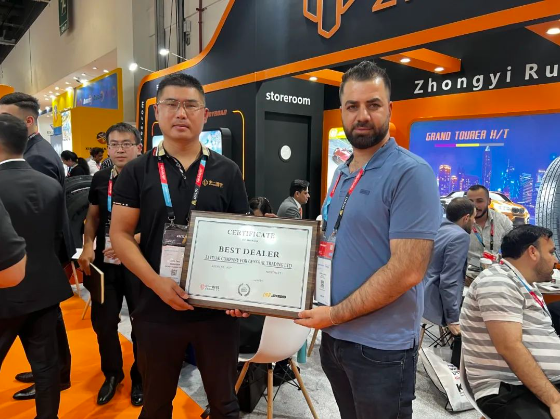 中一橡膠攜旗下半鋼和全鋼子午線輪胎多款暢銷產(chǎn)品亮相。其中，速達(dá)來品牌(CENTARA)是公司在中東地區(qū)重點(diǎn)推廣的品牌之一，以其規(guī)格覆蓋全、產(chǎn)品性能優(yōu)異而廣受客戶好評(píng)。