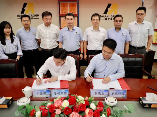 據(jù)了解，雙方的合作將涵蓋產(chǎn)品設(shè)計(jì)、開(kāi)發(fā)、應(yīng)用、質(zhì)量、生產(chǎn)制造等多個(gè)領(lǐng)域，旨在共同推動(dòng)技術(shù)創(chuàng)新和產(chǎn)品優(yōu)化。近年來(lái)，賽象科技已為海安橡膠提供多種輪胎成型機(jī)和鋼絲圈纏繞機(jī)設(shè)備，為海安橡膠的生產(chǎn)提供了有力支持。