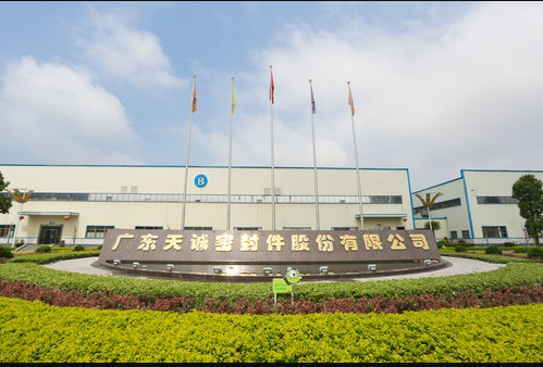 廣東天誠(chéng)密封件股份有限公司，一家專注于生產(chǎn)汽車系列油封及橡膠密封件的企業(yè)，正在積極迎接新能源汽車時(shí)代的挑戰(zhàn)，并展現(xiàn)出強(qiáng)大的創(chuàng)新潛力。作為工信部認(rèn)定的專精特新“小巨人”企業(yè)之一，廣東天誠(chéng)在近年來(lái)不僅致力于科技創(chuàng)新和產(chǎn)品研發(fā)，還成功搶占了市場(chǎng)“風(fēng)口”，成為多項(xiàng)國(guó)內(nèi)行業(yè)標(biāo)準(zhǔn)的制定者。