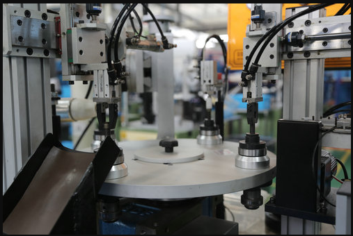 為了搶占市場(chǎng)商機(jī)，廣東天誠(chéng)不僅加大了技術(shù)研發(fā)投入，還與高校合作建立了博士工作站，成立了廣州研發(fā)中心，專注于CAE分析等領(lǐng)域。公司還通過(guò)不斷提升智能化生產(chǎn)設(shè)備，實(shí)施技術(shù)創(chuàng)新項(xiàng)目，得到了工信部門的支持。