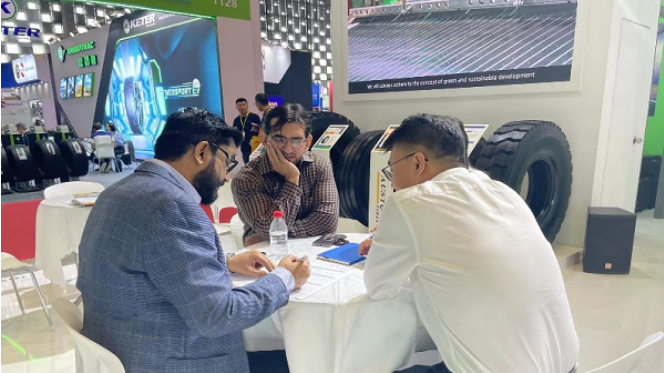 在商用領(lǐng)域，浦林成山展示了備受市場好評的電動公交專用胎C901。這款產(chǎn)品通過創(chuàng)新輪胎配方，實(shí)現(xiàn)了高里程、高耐久和智能化，電動公交行駛里程達(dá)到了行業(yè)標(biāo)桿產(chǎn)品的104%。此外，他們還展示了工程胎ET01、礦山胎FD0303、AT116等產(chǎn)品。