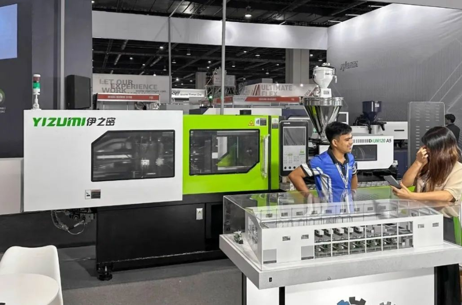 據(jù)了解，伊之密的展位(展位號(hào)R01)吸引了來(lái)自日用品、醫(yī)療、包裝等行業(yè)的百余名客戶。伊之密的技術(shù)團(tuán)隊(duì)為這些商客提供了詳盡的產(chǎn)品介紹，并深入探討了注塑機(jī)的廣泛應(yīng)用、操作技巧和保養(yǎng)維護(hù)等方面的問(wèn)題。