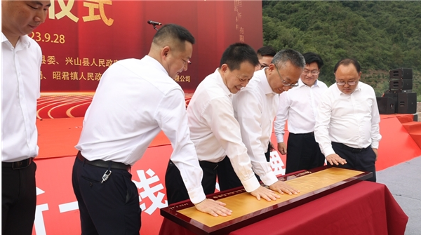 湖北以恒高新材料有限公司將積極追求數(shù)字化和智能化車間的建設(shè)，實現(xiàn)生產(chǎn)方式的現(xiàn)代化升級。數(shù)字化車間將能夠?qū)崟r監(jiān)控生產(chǎn)數(shù)據(jù)，進(jìn)行精準(zhǔn)分析和生產(chǎn)參數(shù)的優(yōu)化，從而提高生產(chǎn)效率和經(jīng)營效益。智能化車間則將實現(xiàn)自動化生產(chǎn)流程，以提高產(chǎn)品質(zhì)量。通過數(shù)字化和智能化車間的建設(shè)，以恒將跟隨時代的步伐，邁向更高效、更具競爭優(yōu)勢的生產(chǎn)模式，為公司創(chuàng)造更豐厚的收益。