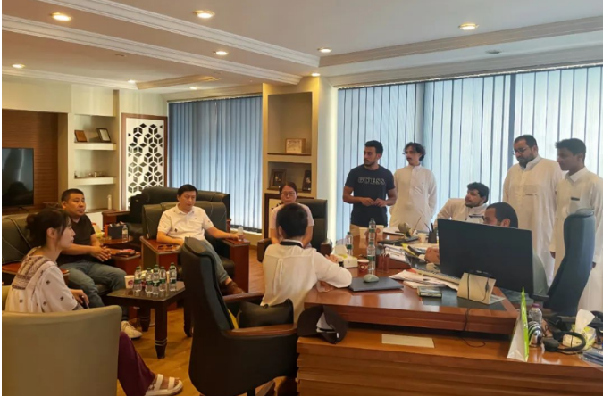 在為期三天的訪問中，張寧一行開啟了“白加黑”奔走模式，其先后來到沙特首都利雅得和沙特西海岸中部第二大城市吉達(dá)。他們密集拜訪了PCR、TBR、OTR系列產(chǎn)品在中東地區(qū)的重要代理客戶，旨在進(jìn)一步加強(qiáng)與這些關(guān)鍵合作伙伴的合作。