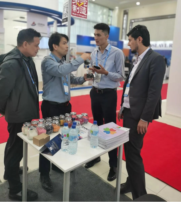 展會結(jié)束后，展團(tuán)一行前往當(dāng)?shù)厥袌鲞M(jìn)行考察，并與客戶進(jìn)行面對面的交流，以了解市場的最新動態(tài)、趨勢以及消費(fèi)者的需求。這將有助于企業(yè)更好地調(diào)整產(chǎn)品和策略，保持競爭優(yōu)勢，并進(jìn)一步開拓國際新興市場。