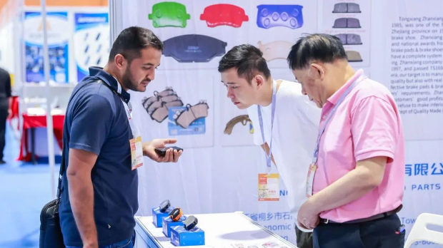 此外，本屆AAG得到了多家知名央企品牌的積極支持，其中，“中國(guó)長(zhǎng)安汽車(chē)集團(tuán)股份有限公司展團(tuán)”在2號(hào)館展示了最新的售后市場(chǎng)技術(shù)成果，成都華川電裝有限責(zé)任公司展示了全新的汽車(chē)用發(fā)電機(jī)、起動(dòng)機(jī)、雨刮電機(jī)等設(shè)備，四川寧江山川機(jī)械有限責(zé)任公司則展示了汽車(chē)減震器、汽車(chē)減震器支柱等產(chǎn)品。