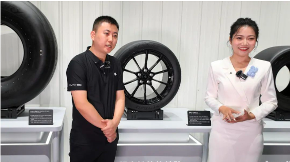 據(jù)悉，昊鉑SSR最高配置的車型裝備了專屬特制的航空級(jí)輪胎，這款特制輪胎為森麒麟ApexKing ADO-1全熱熔輪胎，采用了航空胎技術(shù)，包括低生熱配方和低膨脹率設(shè)計(jì)等先進(jìn)元素，以確保極致的性能。