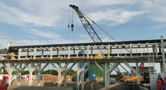 作為寶武集團(tuán)的供應(yīng)商，近日青島百瑞福橡塑有限公司特種輸送帶及氣流抑塵全系列產(chǎn)品成功通過了中國寶武集團(tuán)歐貝零碳-“碳足跡”審核認(rèn)證，這標(biāo)志著它們符合環(huán)保標(biāo)準(zhǔn)，有望為寶武集團(tuán)的低碳目標(biāo)提供重要支持。