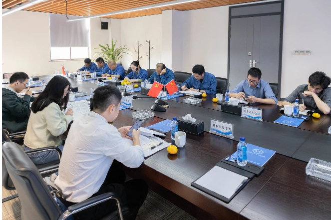 浙江省發(fā)展改革委員會社會研究室的陳靜靜、曾振偉一行于10月12日在嘉興市發(fā)改委、桐鄉(xiāng)市發(fā)改局領(lǐng)導(dǎo)陪同下前往浙江雙箭橡膠股份有限公司進行調(diào)研和指導(dǎo)。雙箭股份董事長沈耿亮以及副總裁郎洪峰的熱情接待并陪同座談。