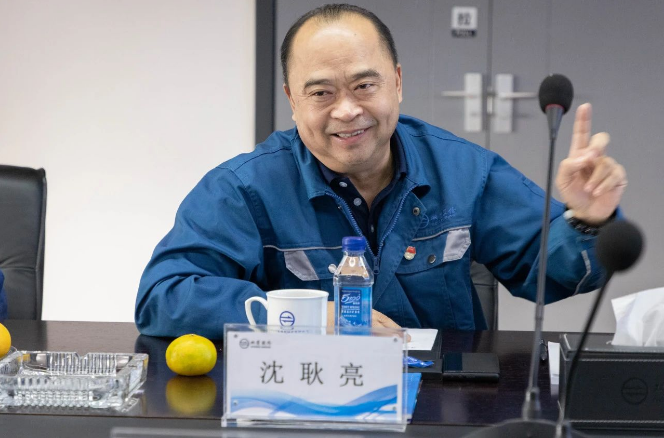 在座談會上，董事長沈耿亮熱烈歡迎領(lǐng)導(dǎo)一行的到來，并對省、市領(lǐng)導(dǎo)一直以來的關(guān)心和支持表示感激。圍繞著"兩業(yè)融合"的主題，他詳細介紹了公司的生產(chǎn)經(jīng)營情況、各項投資項目的建設(shè)進展以及產(chǎn)業(yè)鏈的延伸發(fā)展規(guī)劃。沈董表示，政府對民營經(jīng)濟的高度重視是企業(yè)穩(wěn)步發(fā)展的動力。雙箭股份將繼續(xù)專注于主營業(yè)務(wù)，在物料輸送領(lǐng)域不斷深耕，積極響應(yīng)省政府提出的"兩業(yè)融合"倡議，發(fā)揮龍頭企業(yè)的示范作用，緊抓發(fā)展機遇，提升市場競爭力和行業(yè)影響力，積極推動浙江民營企業(yè)參與構(gòu)建新的發(fā)展格局。