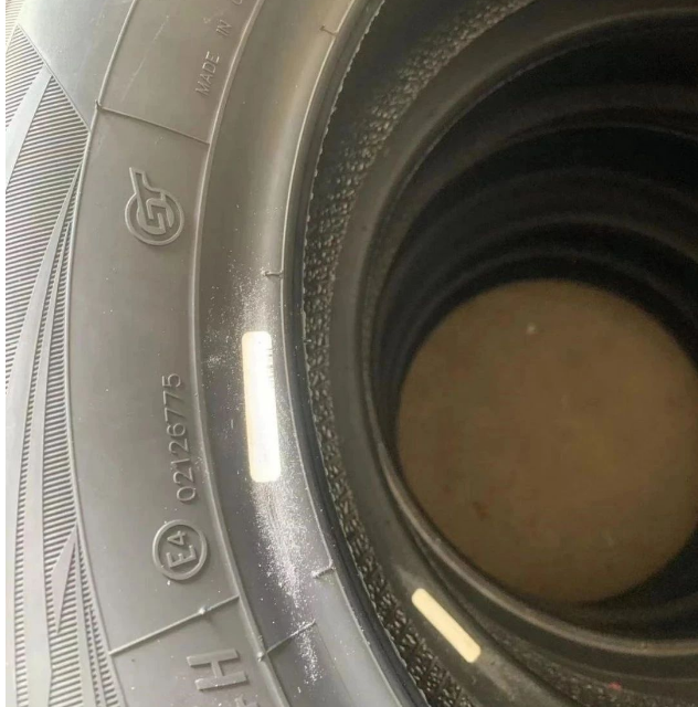 經(jīng)過有關(guān)部門的現(xiàn)場核查，發(fā)現(xiàn)某家商店存有一批帶有正新商標(biāo)的輪胎，但輪胎上的生產(chǎn)編號已經(jīng)被磨去。執(zhí)法人員隨即依法查封并暫扣了所有這些輪胎，隨后將對它們進(jìn)行銷毀處理，以杜絕不合格輪胎的流入市場。這一舉措旨在加強(qiáng)監(jiān)管，確保消費(fèi)者能夠安心購買符合標(biāo)準(zhǔn)的正新輪胎。