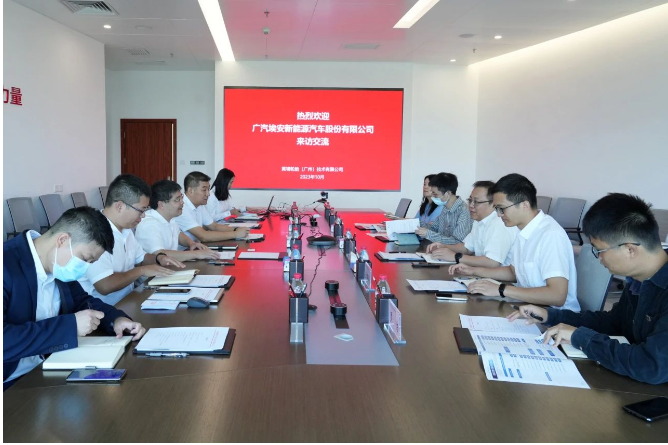 在座談會上，雙方就新能源汽車輪胎的配方材料、工業(yè)軟件、制造工藝以及性能標準等技術(shù)問題展開深入探討。  除了座談會，鄭純麒一行還參觀了黃埔材料院的科技展館，詳細了解了該院的歷史發(fā)展、發(fā)展理念以及建設(shè)成果等內(nèi)容。