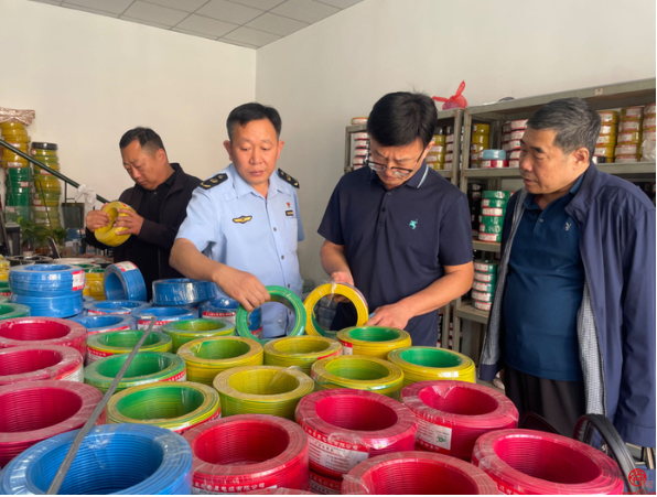 山東省市場(chǎng)監(jiān)管局和濟(jì)南市市場(chǎng)監(jiān)管局為進(jìn)一步加強(qiáng)工業(yè)產(chǎn)品的質(zhì)量與安全管理，于10月8日至9日，聯(lián)合展開了一次電線電纜生產(chǎn)與銷售企業(yè)的監(jiān)督檢查。此次檢查涉及2家生產(chǎn)企業(yè)和3家銷售企業(yè)。