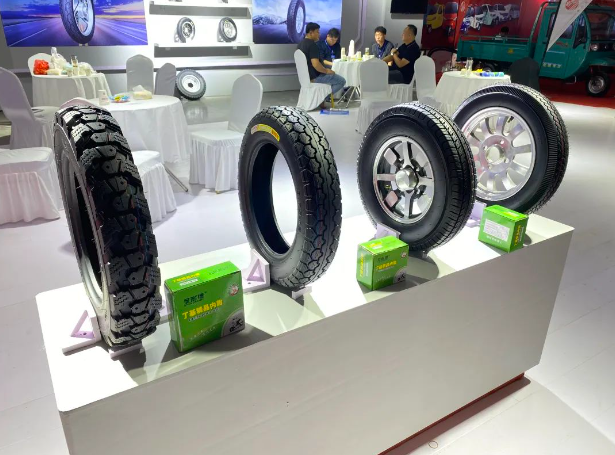 正通輪胎一直以高端輪胎形象和卓越技術(shù)實力在電動車領(lǐng)域獨樹一幟。以品質(zhì)為核心，以持續(xù)創(chuàng)新為驅(qū)動力，公司推出了多款電動車專用輪胎，成為國內(nèi)高端知名電動車企業(yè)主力車型的標配，同時也在終端電動車銷售維修市場取得了令人矚目的銷量。