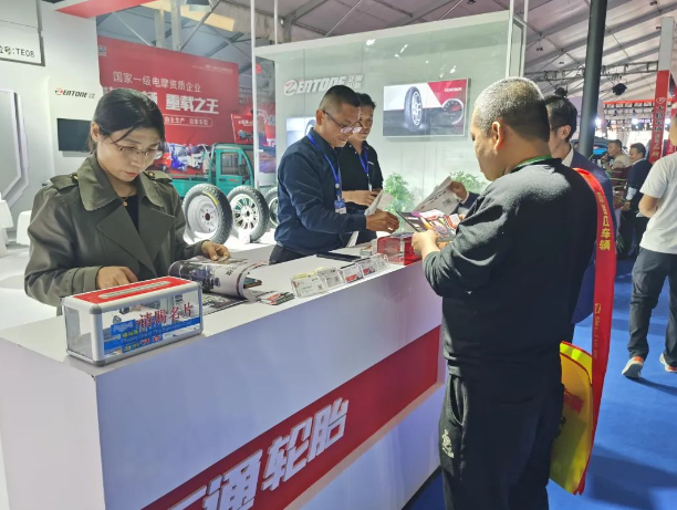 未來，正通輪胎表示將持續(xù)緊跟市場需求，迎合時代潮流，聚焦前瞻技術(shù)，致力于輪胎的研發(fā)和制造，以更高品質(zhì)的產(chǎn)品、更廣泛的渠道政策和更深度的終端互動，鞏固其在行業(yè)內(nèi)的地位，繼續(xù)引領(lǐng)輪胎產(chǎn)業(yè)的發(fā)展!